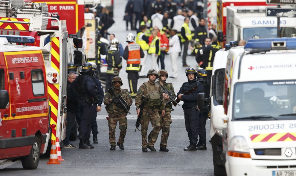 La policía francesa antidisturbios, soldados, bomberos, miembros de la Cruz Roja Francesa y el personal de los servicios médicos de emergencia en Francia se sitúan en la escena del asalto.- REUTERS.