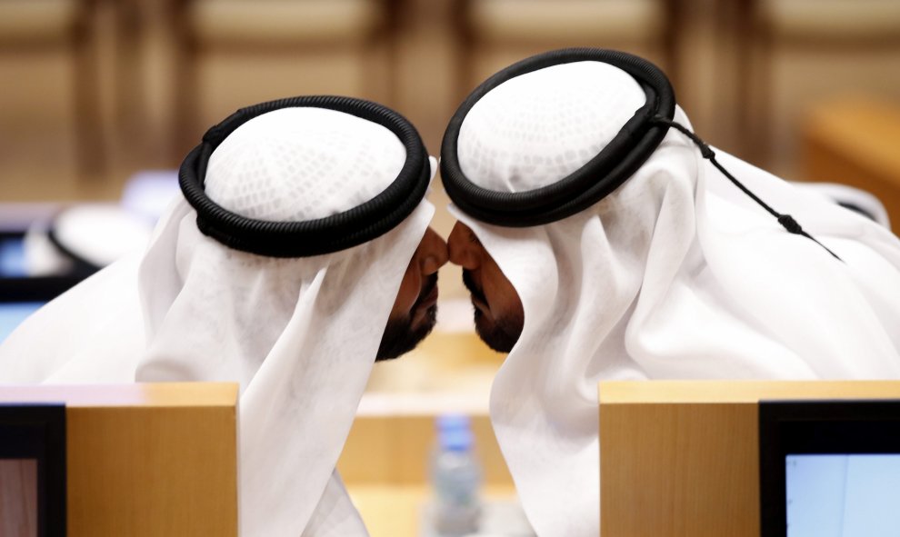 Dos miembros del Consejo Federal Nacional se saludan durante la sesión inaugural del nuevo curso del consejo en Abu Dabi (Emiratos Árabes Unidos) hoy, 18 de noviembre de 2015. EFE/Ali Haider