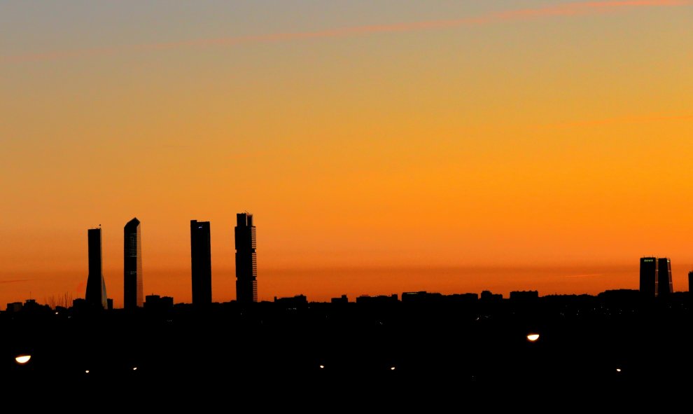 Vista general del parque empresarial Cuatro Torres de Madrid a primera hora de hoy. Aunque la 'boina' persiste por el buen tiempo, los niveles de dióxido de nitrógeno han caído y la ciudad de Madrid encadena hoy una semana sin restricciones al tráfico por