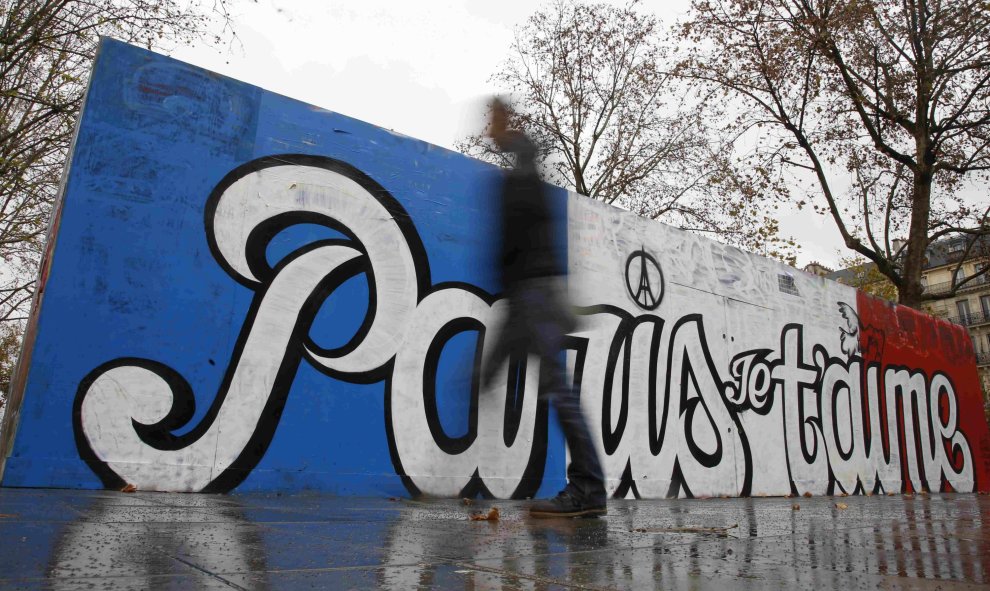 Un hombre pasa junto a un grafitti reciente que dice "París te amo" en la Plaza de la República en París, Francia. REUTERS / Jacky Naegelen
