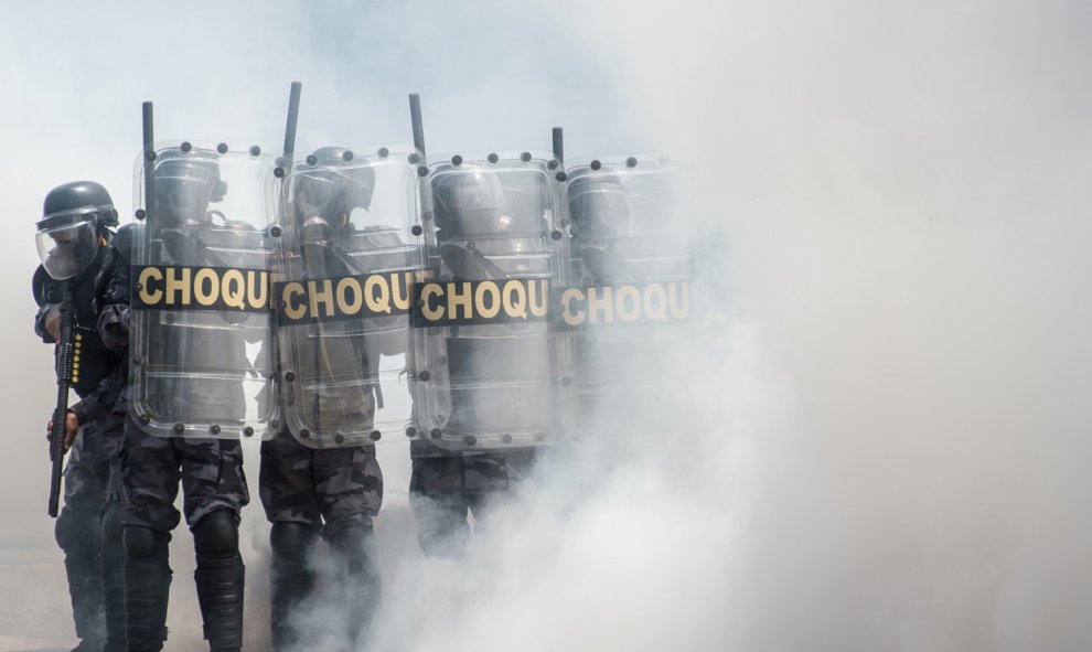 Policías brasileños del grupo CHOQUE llevan a cabo una demostración en el cuartel general del grupo en Río de Janeiro. AFP / CHRISTOPHE SIMON