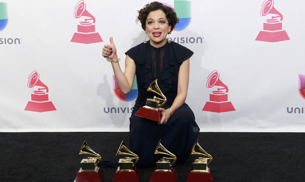 La cantautora mexicana Natalia Lafourcade fue la máxima triunfadora de la XVI entrega anual del Grammy Latino al obtener cinco galardones.- REUTERS