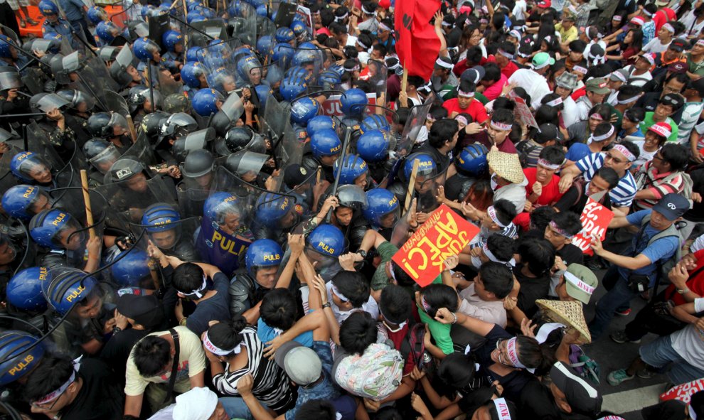 Manifestantes chocan con los antidisturbios durante una manifestación en Manilam, Filipinas, durante una cumbre de los ministros de Economía de la región Asia-Pacífico. REUTERS / TPX Esdras Acayan