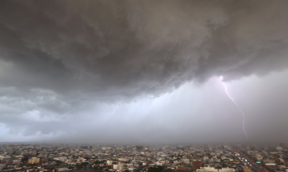 Un rayo cruza el horizonte durante una tormenta en Jeddah, Arabia Saudí.- REUTERS / Mohamed Al Hwaity