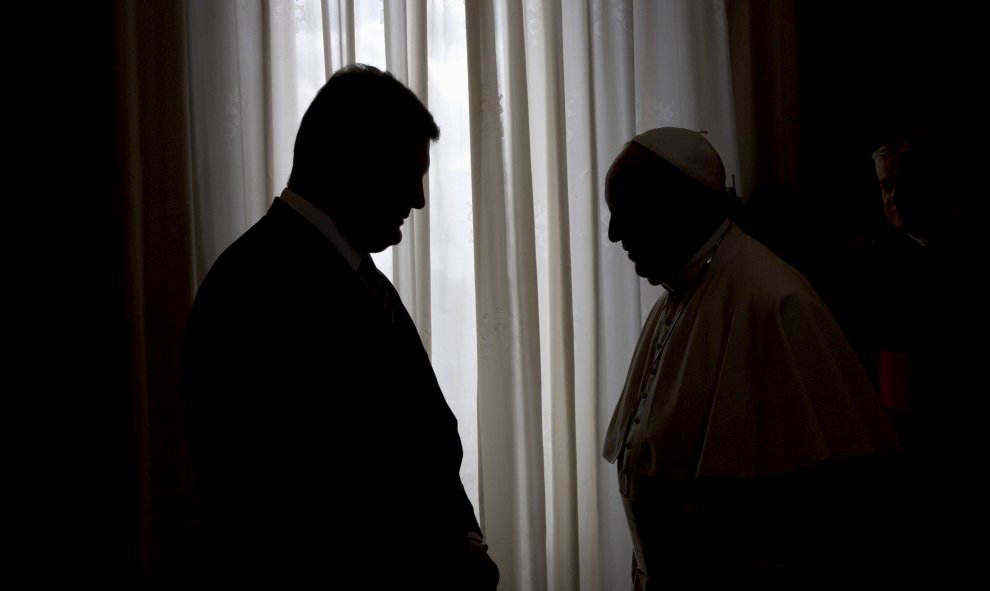 Encuentro entre el Papa Francisco y el presidente ucraniano Petro Poroshenko durante su reunión en el Vaticano. REUTERS/Alessandra Tarantino/Pool