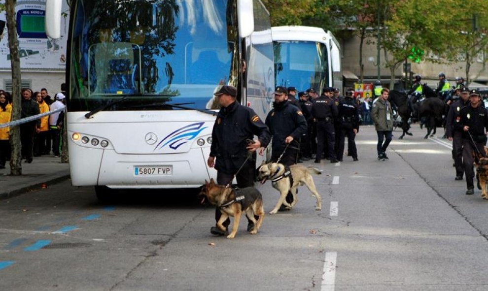 La unidad canina también se despliega en los aledaños del Bernabéu. EFE/Víctor Lerena