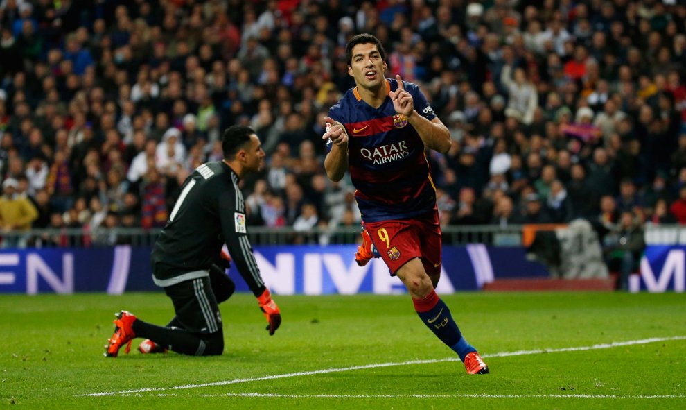 Luis Suárez celebra su segundo gol en el Bernabéu, el cuarto del Barcelona.  Reuters / Sergio Perez