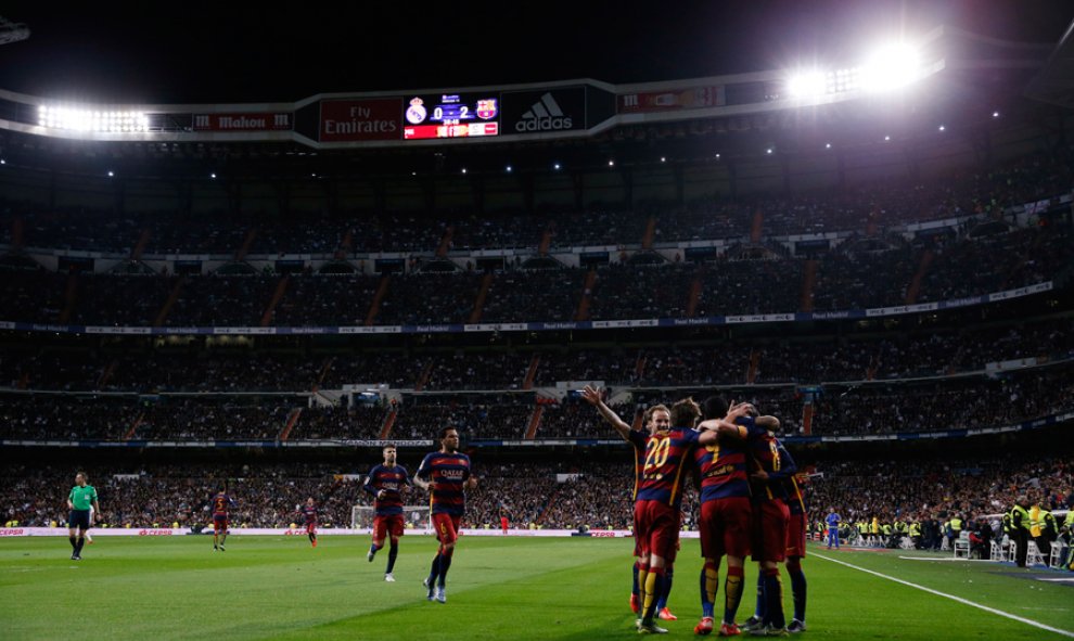 Los jugadores del Barça celebran el segundo gol al Madrid. Reuters / Juan Medina