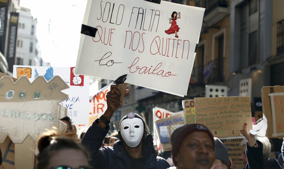 Un manifestante sujeta una pancarta que pone: "Solo falta que nos quiten lo bailao", en la protesta convocada por la plataforma "Nadie Sin Hogar", en Madrid. 26 de noviembre de economía 2015. REUTERS / Paul Hanna