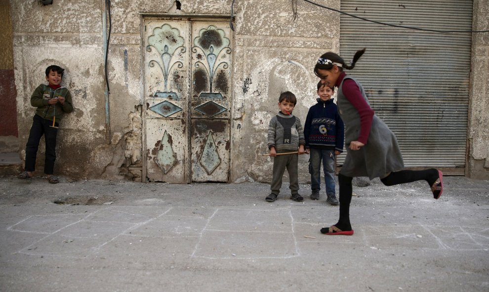 Los niños juegan en el barrio de Douma de Damasco, Siria 26 de noviembre de 2015. REUTERS / Bassam Khabieh
