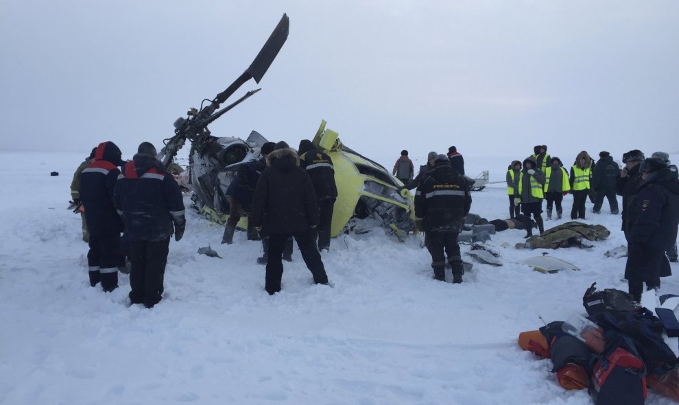 La escena del accidente de un helicóptero Mi-8 cerca de la ciudad de Igarka en la región de Krasnoyarsk, Rusia, 26 de noviembre de 2015. Un helicóptero Mi-8 que llevaba a los empleados de la petrolera estatal rusa Rosneft se estrelló en la región de Krasn