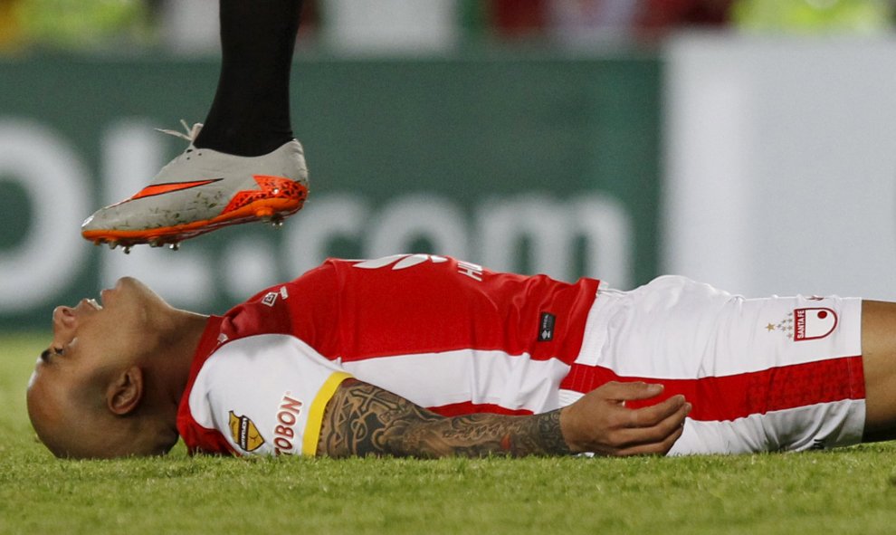 Omar Pérez de Colombia Santa Fe reacciona durante el partido de fútbol  en la Copa Sudamericana en Bogotá. REUTERS / John Vizcaino