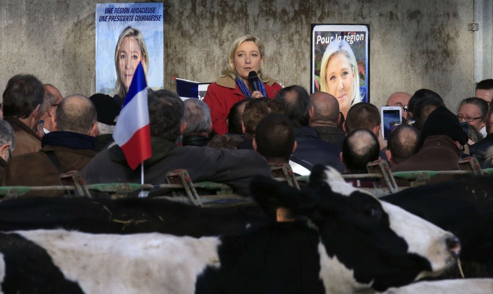 Marine Le Pen, líder del partido político francés Frente Nacional se dirige a los agricultores franceses en presencia del ganado mientras hace campaña para las próximas elecciones regionales. El mítin se celebró en una granja lechera en Le Nouvion, Thiera