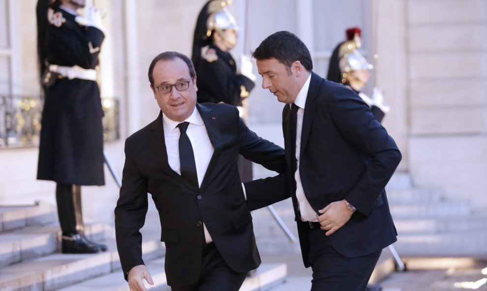 El presidente francés, François Hollande (drch) recibe al primer ministro italiano, Matteo Renzi, antes de la recepción celebrada en el Palacio del Elíseo de París (Francia) hoy, 26 de noviembre de 2015. EFE/Jose Rodriguez