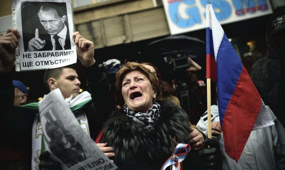 Varias personas sostienen pancartas con fotos del piloto abatido y del presidente de Rusia, Vladimir Putin, durante una protesta ante la embajada turca en Sofía (Bulgaria) hoy, 26 de noviembre 2015. Varios cientos de personas se manifestaron en contra de