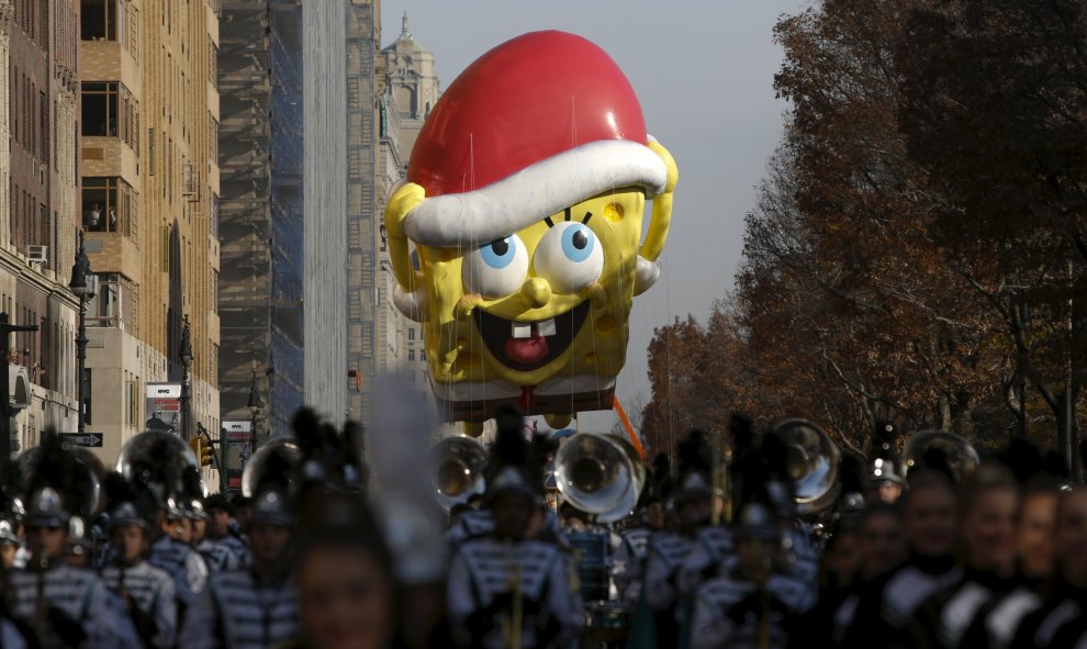 Un globo de "Bob Esponja" flota al oeste de Central Park durante el 89º Desfile del Día de Acción de Gracias de Macy en la ciudad de Manhattan de Nueva York, 26 de noviembre de 2015. REUTERS / Andrew Kelly