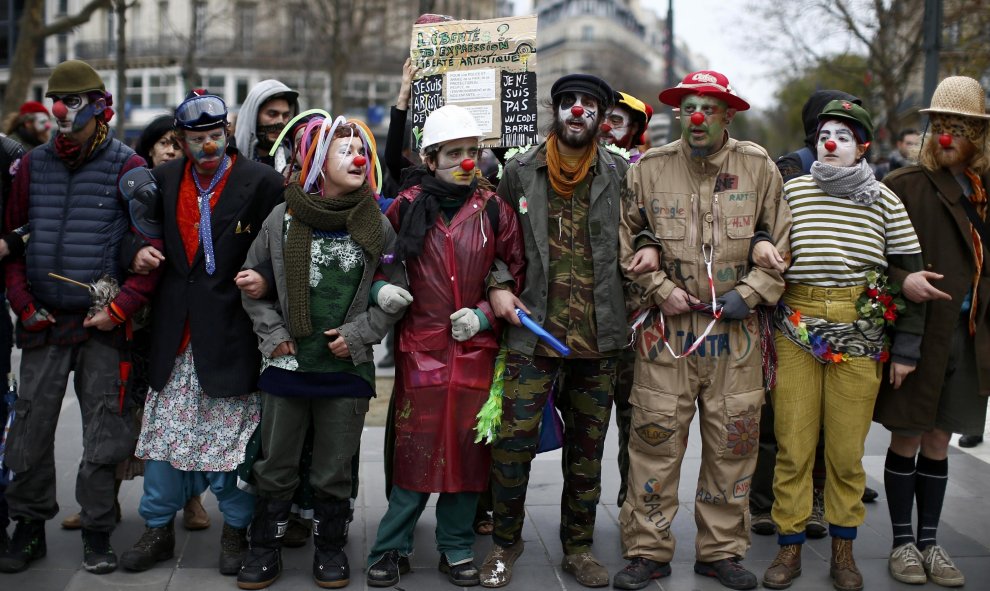 Ecologistas se concentran en una protesta en la Plaza de la República en París tras la anulación de la marcha en Francia por la alerta terrorista. REUTERS/Benoit Tessier