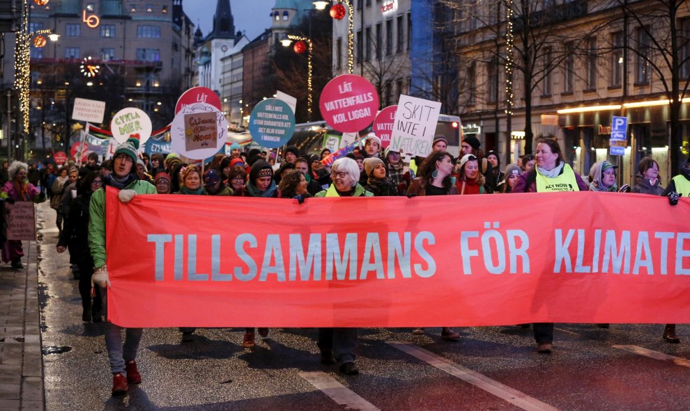 Manifestantes llevan una pancarta que dice "Juntos por el Clima" en la marcha por el clima en Estocolmo, Suecia. REUTERS / Christine Olsson