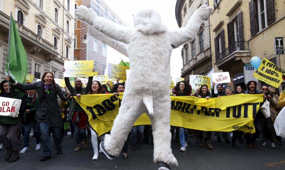 Un manifestante vestido como un oso polar participa en la movilización ciudadana celebrada hoy en Roma, Italia. REUTERS / Alessandro Bianchi