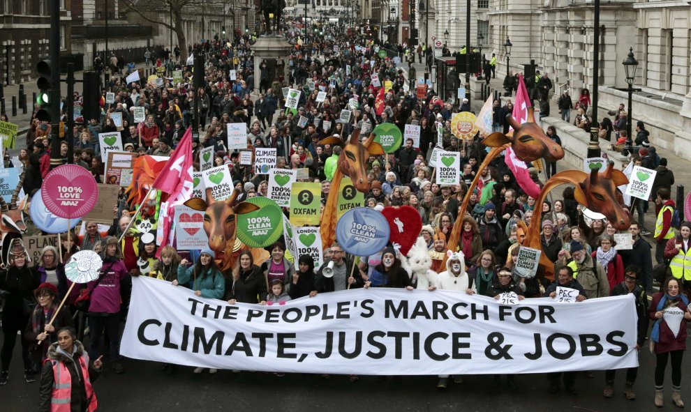 Manifestantes salen a la calle por el clima, el empleo y justicia en Londres./ REUTERS/Suzanne Plunkett