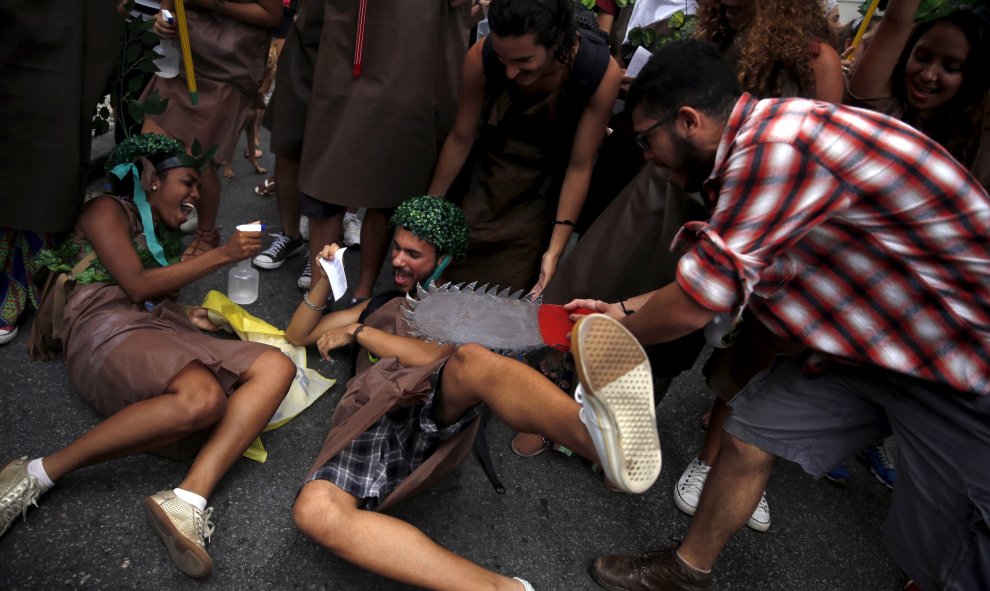 Manifestantes en Río de Janeiro (Brasil) actúan en la calle en protesta del cambio climático./ REUTERS/Pilar Olivares