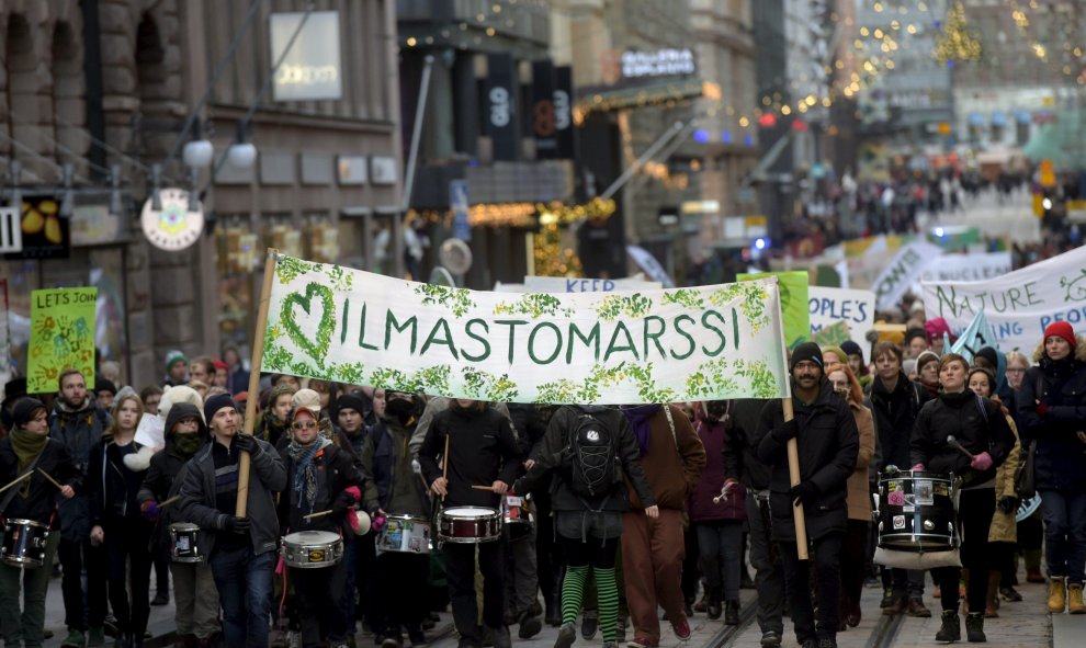 Ciudadanos y activistas salen a la calle por el clima y frente al cambio climático en Helsinki, Finlandia. REUTERS / Vesa Moilanen / Lehtikuva