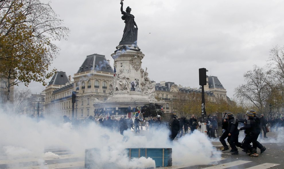 Nubes de gas lacrimógeno llenan el aire mientras los manifestantes se enfrentan con la policía francesa antidisturbios ​​en la Plaza de la República después de la cancelación de una marcha climático en la capital francesa, Francia. REUTERS / Eric Gaillard