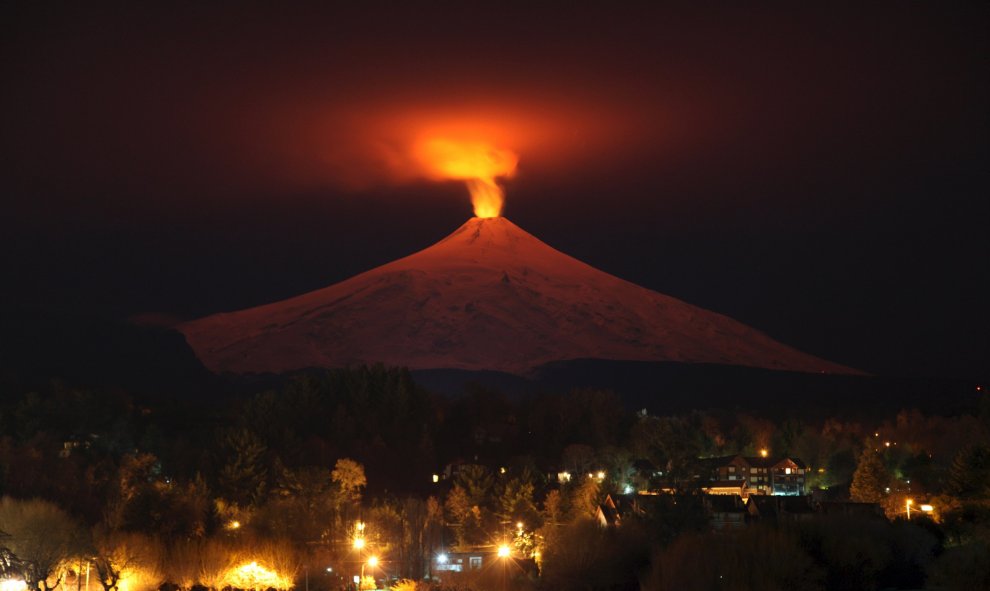 El volcán Villarrica visto de noche en la ciudad de Pucón, Chile. REUTERS / Cristóbal Saavedra