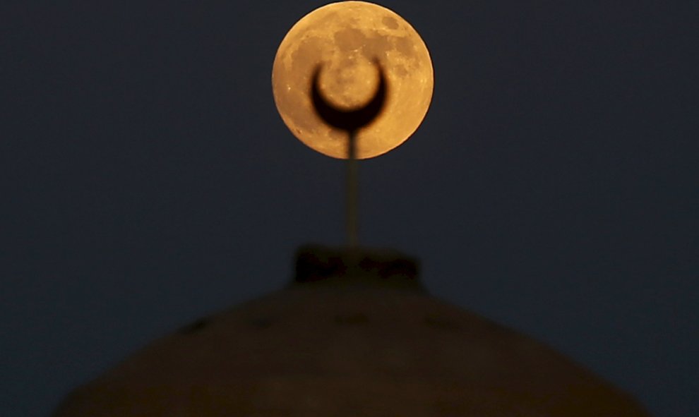 La superluna brilla tras el minarete de una mezquita en en el desierto de Al Fayum, al sur oeste de El Cairo. REUTERS/Amr Abdallah Dalsh.