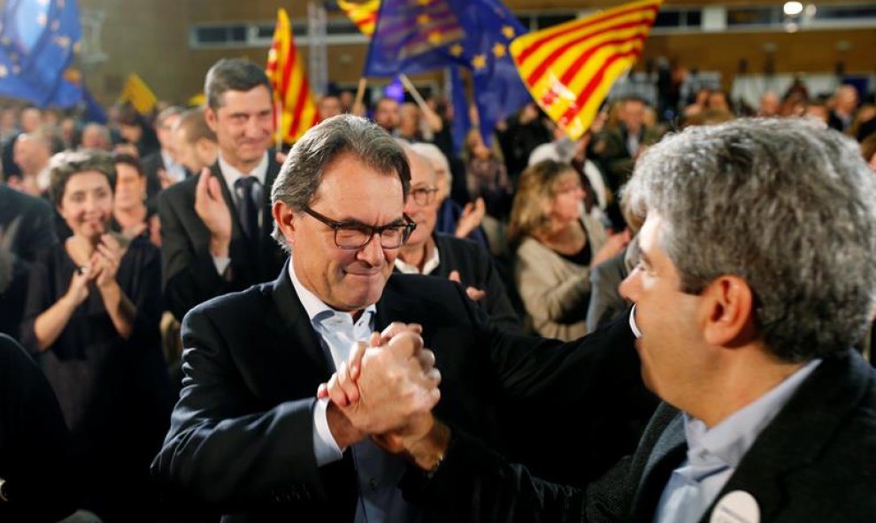 El president en funciones, Artur Mas, y el cabeza de lista Francesc Homs, durante el acto de Democràcia i Llibertat previo al inicio de la campaña electoral en Barcelona. / EFE