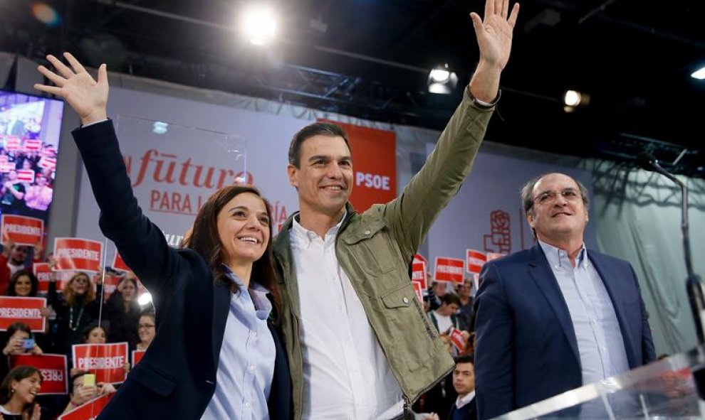 El candidato del PSOE a la Presidencia del Gobierno, Pedro Sánchez, en el acto político que los socialistas celebran esta noche en el pabellón Juan de la Cierva de Getafe. / EFE