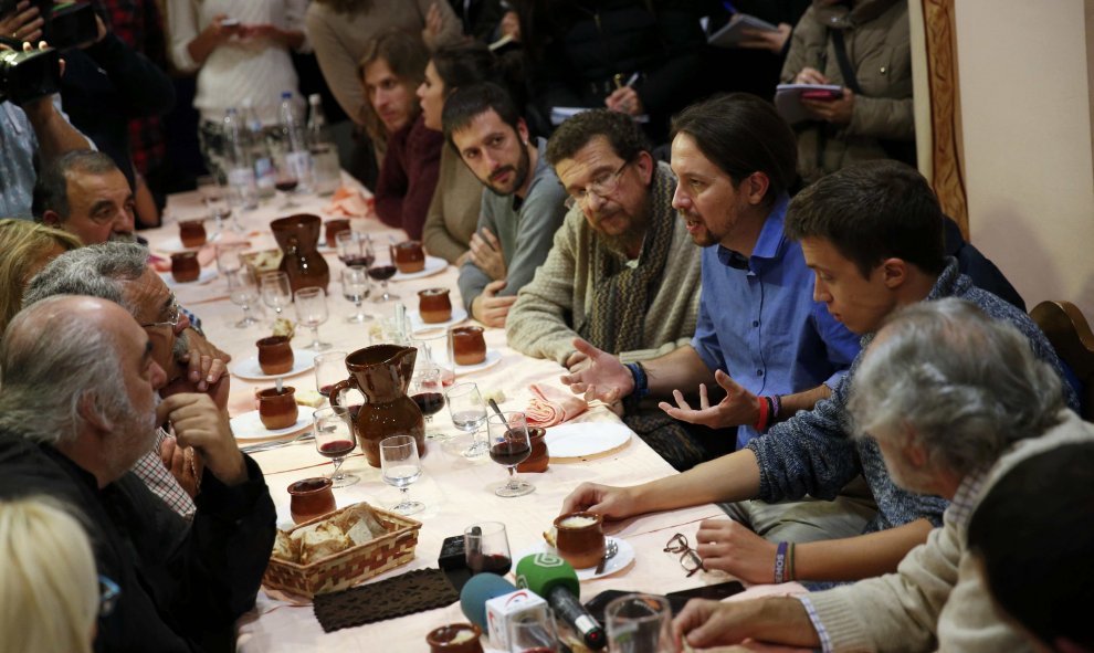 Pablo Iglesias, candidato de Podemos, en una cena previa al acto de inicio de campaña en Villaralbo (Zamora). / REUTERS