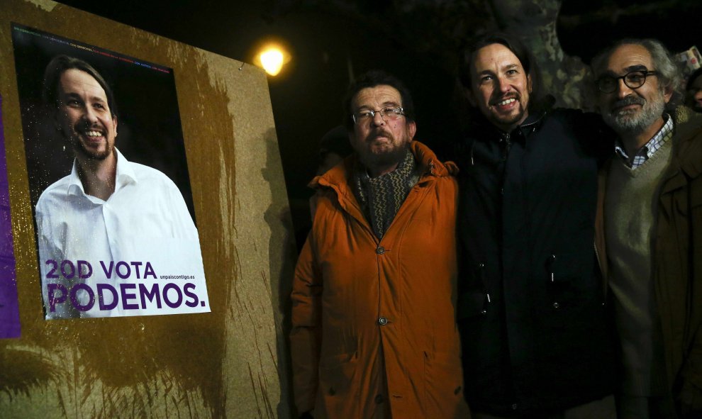Pablo Iglesias, junto a su padre y al candidato de Podemos por Zamora Braulio Llamero, en Villaralbo. / REUTERS