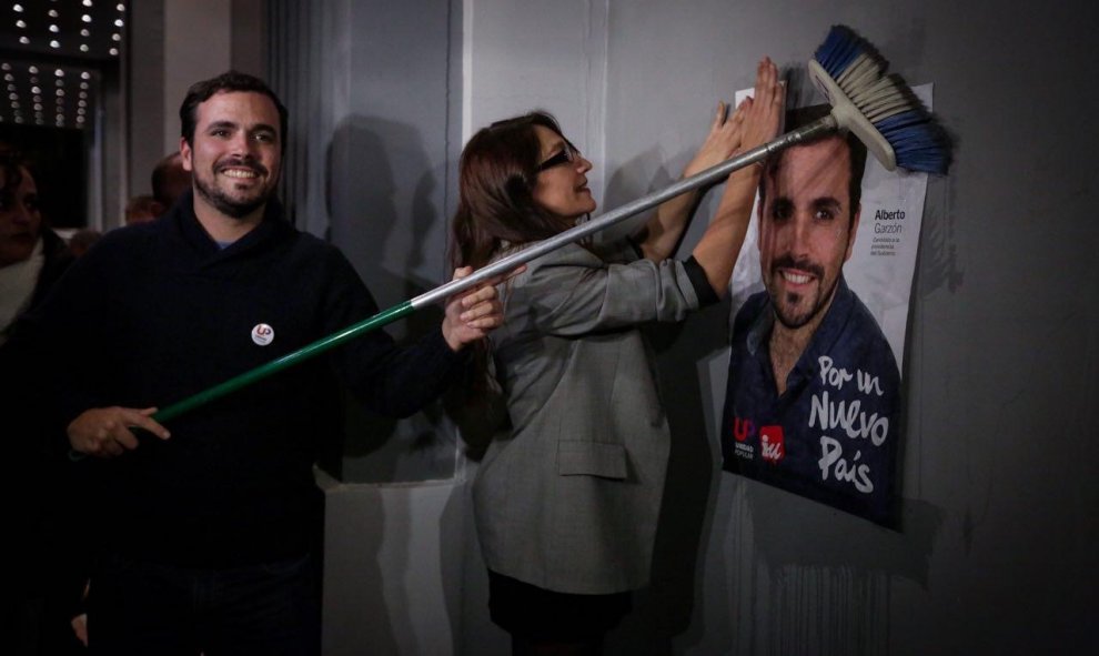 El candidato de Unidad Popular-IU, Alberto Garzón, durante la pegada de carteles en Madrid. / JAIRO VARGAS