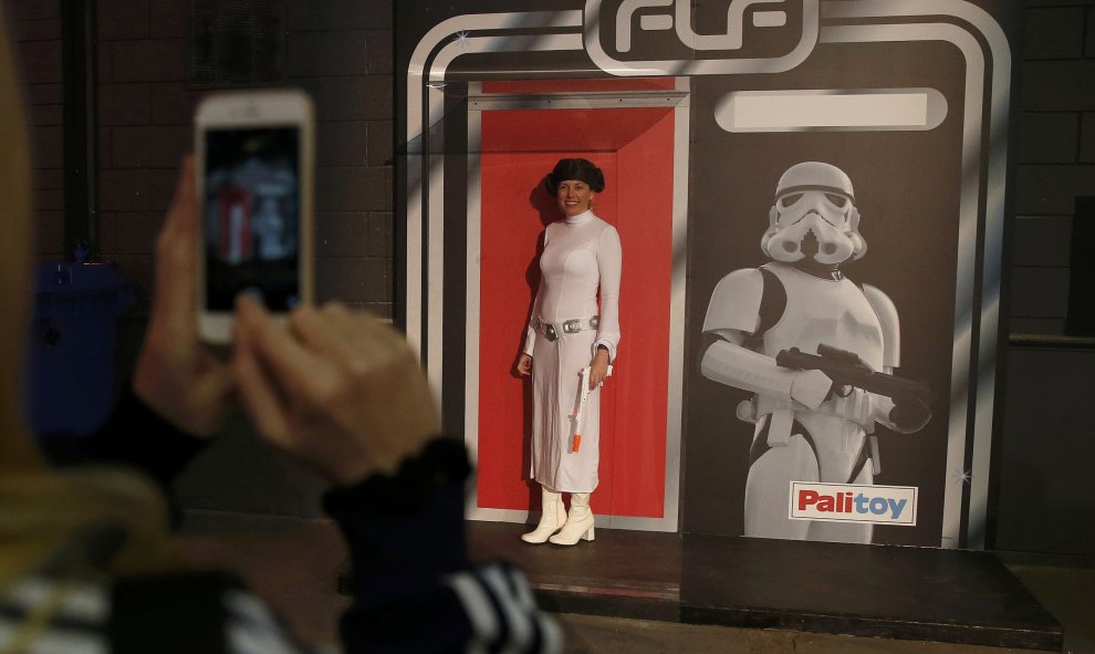 Una fan disfrazada de la Princesa Leia posa en la convención sobre 'Star Wars' en Manchester. REUTERS/Phil Noble