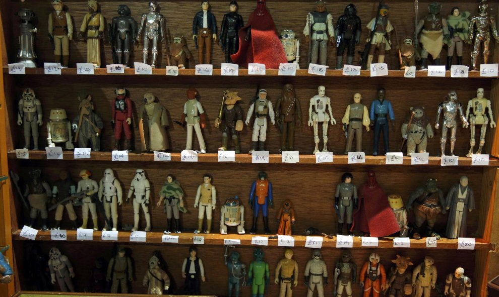Figuras antiguas de los personajes de las películas de 'Star Wars'. en la convención de aficionados de Manchester. REUTERS/Phil Noble