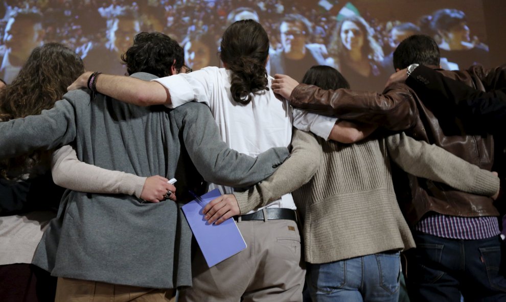 Pablo Iglesias con los miembros de su partido en el mitin realizado en Cádiz. REUTERS/Marcelo del Pozo