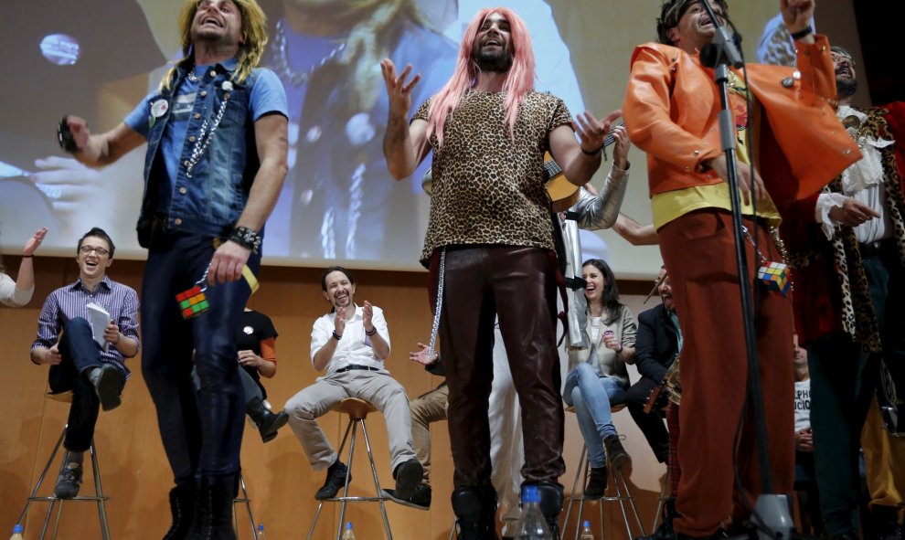 Una chirigota ameniza el mitin de Podemos en Cádiz. Detrás, los representantes del partido. REUTERS/Marcelo del Pozo