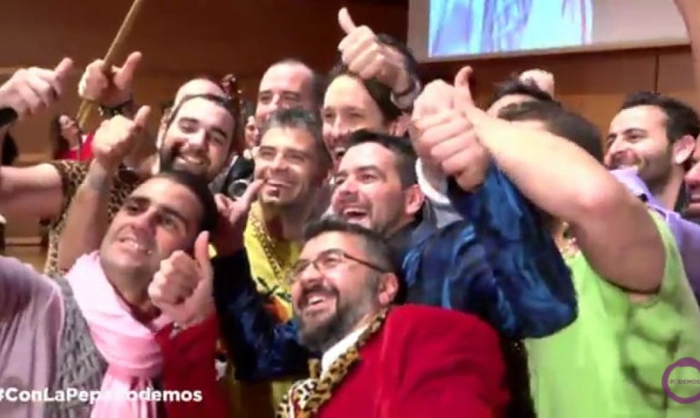 Los chirigoteros haciéndose un 'selfi' con Pablo Iglesias