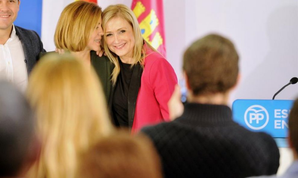 La presidenta del PP de Castilla-La Mancha y secretaria general nacional del partido, María Dolores de Cospedal (i), junto a la presidenta de la Comunidad de Madrid, Cristina Cifuentes (d), durante un acto del partido en Seseña (Toledo). EFE/Ismael Herrer