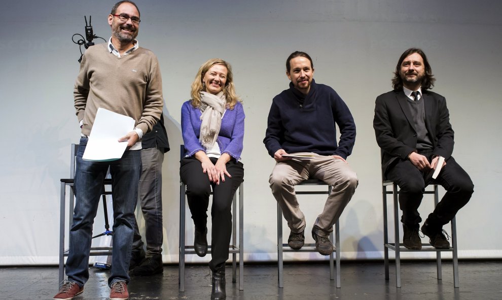 El candidato de Podemos, Pablo Iglesias, acompañado por el responsable de Relaciones con la Sociedad Civil, Rafa Mayoral, la juez Victoria Rosell, y el cabeza de lista de Podemos por Málaga y miembro de la dirección Alberto Montero, durante un acto de cam