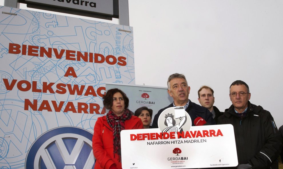 Koldo Martínez, candidato de Geroa Bai al Congreso, en un acto celebrado frente a la fábrica de Volkswagen Navarra. EFE/Jesús Diges