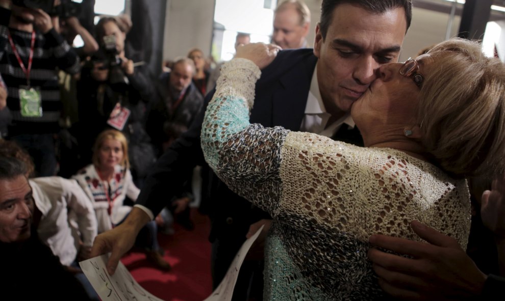 El líder del PSOE, Pedro Sánchez, recibe un beso de una simpatizante  durante su mitin en Inca (Palma de Mallorca). REUTERS/Enrique Calvo
