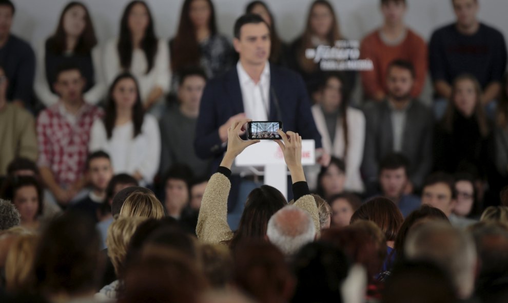 Un simpatizante socialista toma una foto con su móvil del cabeza de liosta del PSOE, Pedro Sánchez, durante su mitin en Inca (Palma de Mallorca). REUTERS/Enrique Calvo