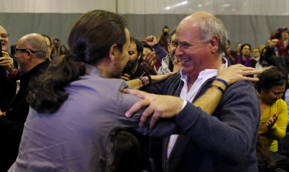 El candidato de Podemos a la Presidencia del Gobierno, Pablo Iglesias, saluda al presidente del grupo de Catálunya Sí que es Pot en el Parlamento catalán, Lluís Rabell en un mitin en L'Hospitalet de Llobregat (Barcelona). EFE/Alejandro García