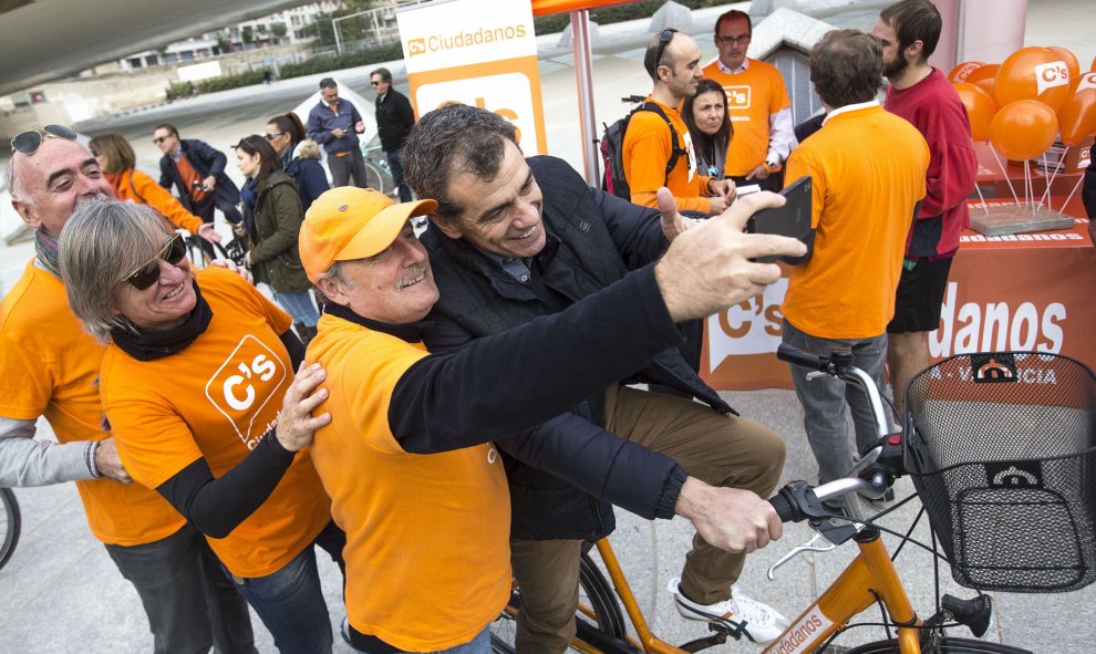 El número dos de la candidatura de Ciudadanos al Congreso por Valencia, Toni Cantó, se hace una foto con varios simpatizantes en una marcha en bicicleta por el parque del antiguo cauce del río Turia. EFE/Manuel Bruque