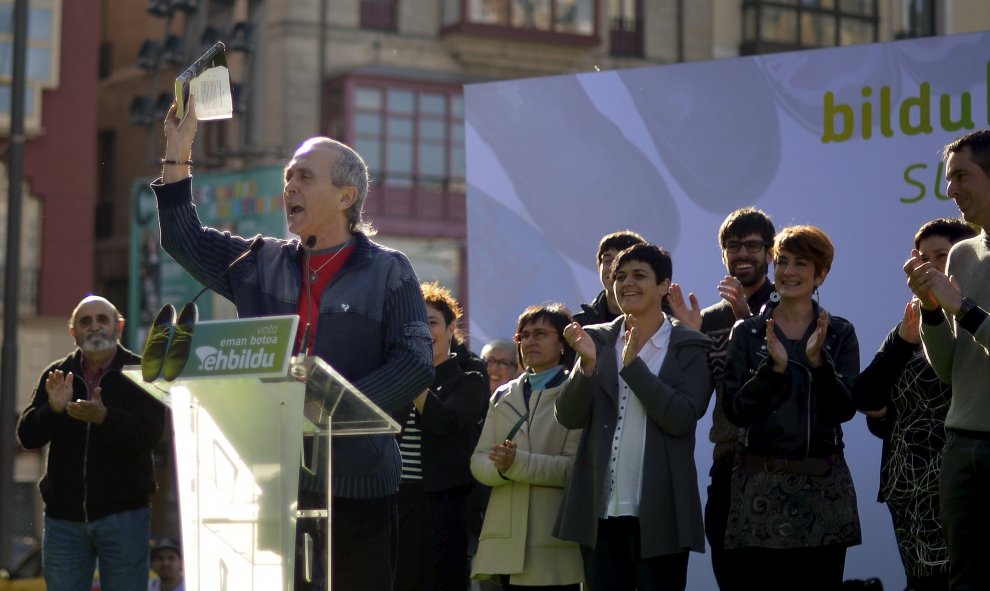 El diputado navarro d EH Bildu Sabino Cuadra ostiene un ejemplar de la Constitución por los artículos que hablan de la unidad de España, en un mitin en Bilbao. REUTERS/Vincent West