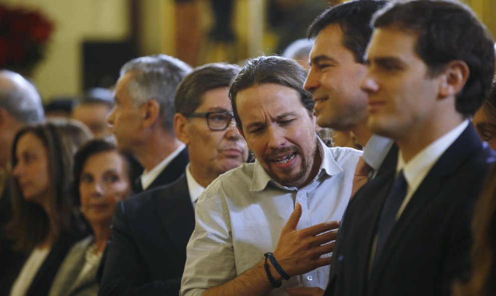 Los candidatos a la Presidencia del Gobierno por Ciudadanos, Albert Rivera; por UPyD, Andrés Herzog; y por Podemos, Pablo Iglesias; durante la recepción celebrada en el Congreso de los Diputados con motivo del XXXVII aniversario de la Constitución. REUTER