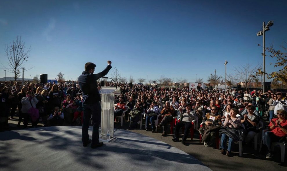 El candidato de IU-Unidad Popular, Alberto Garzón, en un mitín de Alcalá de Henares, mientras en el Congreso se celebraba el aniversario de la Constitución. IU-UP