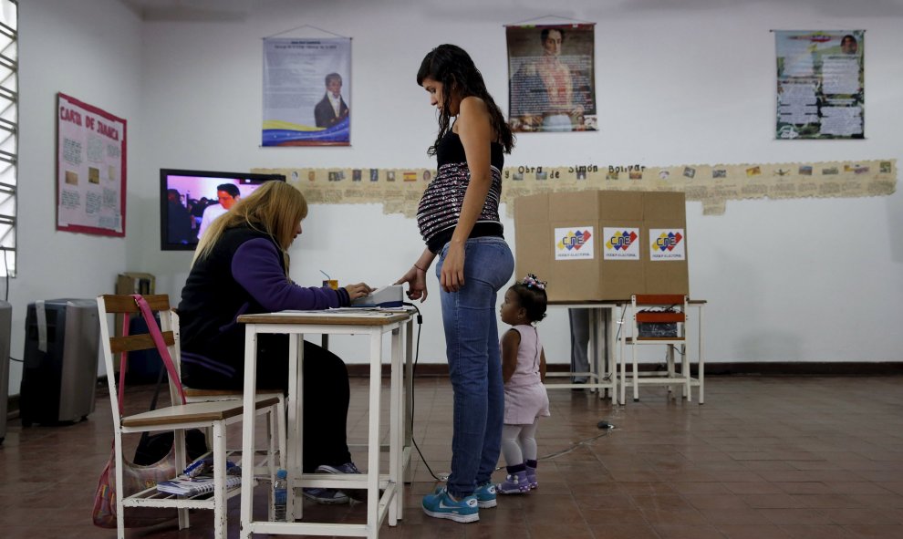 Una mujer registra su huella dactilar antes de votar en Caracas durante las elecciones en Venezuela. REUTERS/Carlos Garcia Rawlins